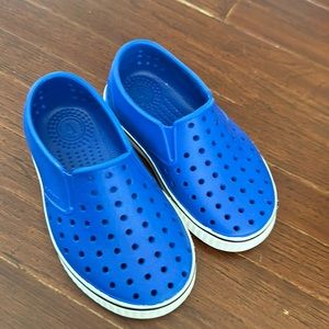 Native boys shoes in blue size 8
